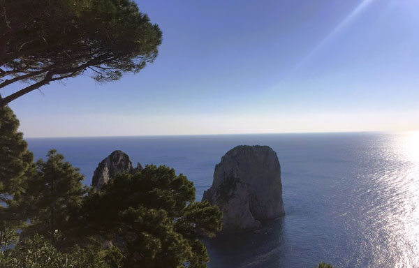 I faraglioni di Capri e la storia del Sandalo Caprese
